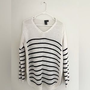 Quinn Apparel | V-Neck Navy Striped White Sweater | Color: White | Size: M